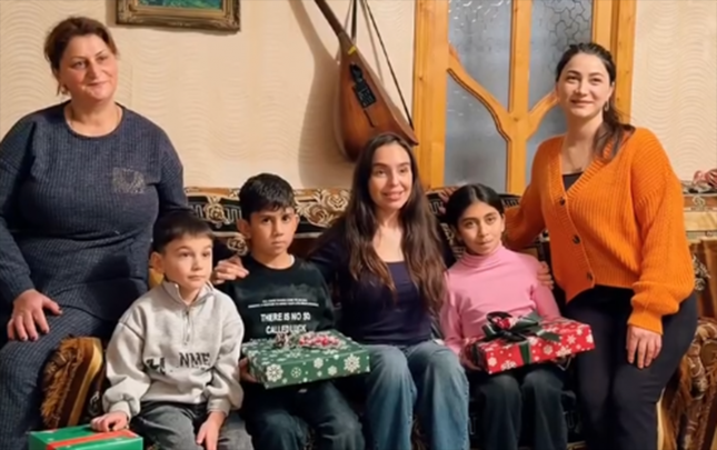 leyla-eliyeva-qonaq-getdiyi-evde-saz-havasi-dinledi