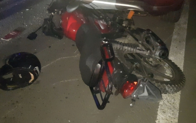 motosiklet-yol-kenarinda-dayanmis-avtomobile-cirpildi