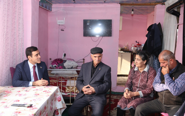 anar-memmedov-terterde-sehid-ailesini-ziyaret-etdi