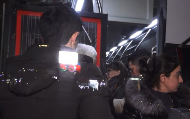 bir-manat-versek-de-ayaq-uste-gedirik