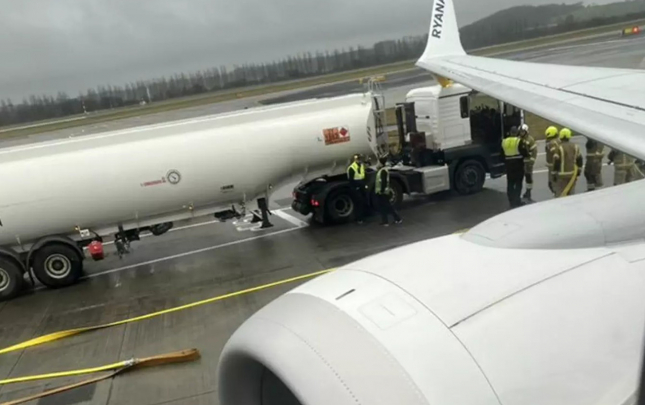 edinburqda-teyyare-yanacaq-masini-ile-toqqusdu