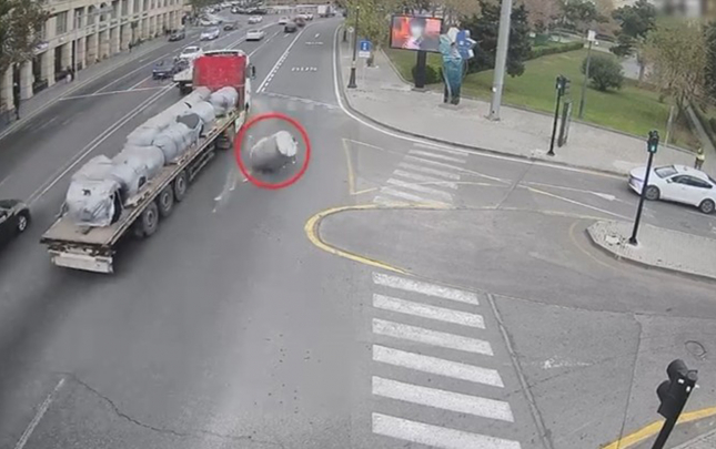 hereketde-olan-masindan-yola-yuk-dusdu-tehlukeli-veziyyet-yarandi