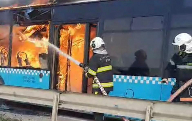 baki-sumqayit-yolunda-avtobus-yandi