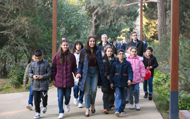 leyla-eliyeva-internat-evlerinde-yasayan-usaqlarla-birge-nebatat-baginda