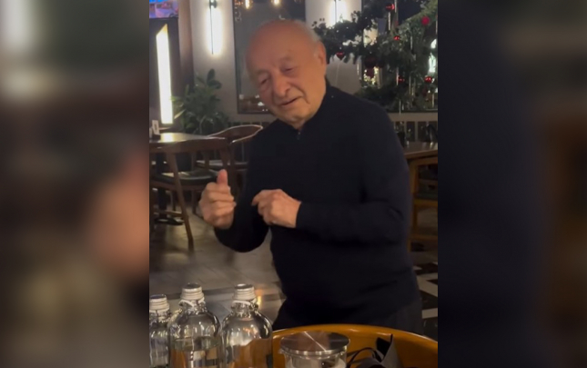 98-yasli-omer-eldarov-ad-gununde-bele-reqs-etdi