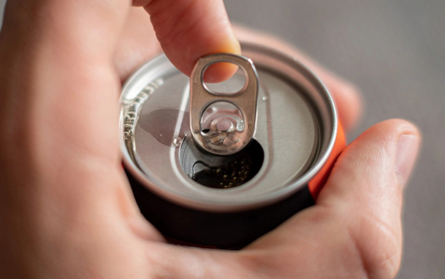 bu-olkede-18-yasina-catmayanlara-enerji-ickilerinin-satisi-qadagan-edildi