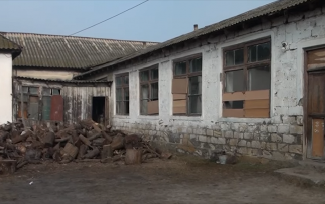 mektebin-penceresinde-suse-yoxdur-kartonla-ortulub