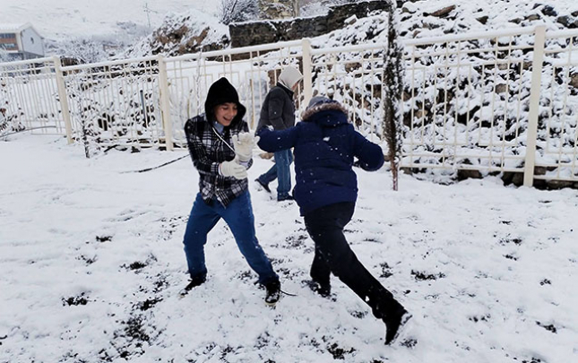 balaca-kelbecerlilerin-qar-sevinci