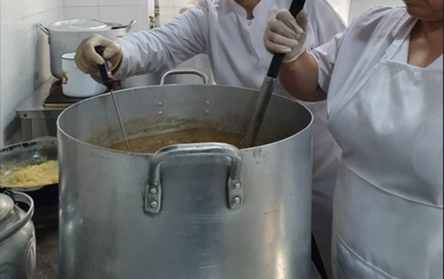 o-bagcada-usaqlara-yemeyi-iscilerin-analari-bisirir