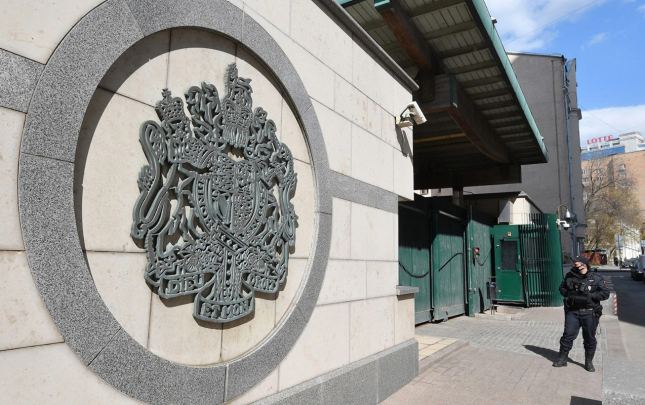 rusiya-britaniyali-diplomati-olkeden-cixarir