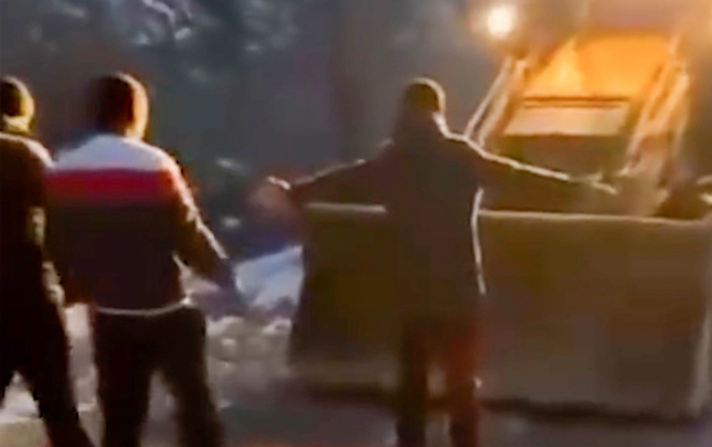 naxcivanda-vetendaslarin-uzerine-traktor-surulub