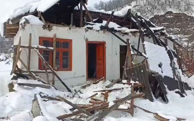 guclu-qar-lerikde-bir-aileni-evsiz-qoydu