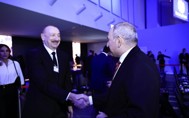 prezidentle-pasinyan-davosda-bir-araya-geldi