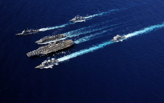 abraham-lincolna-yaxinlasan-iran-gemisi-atese-tutuldu