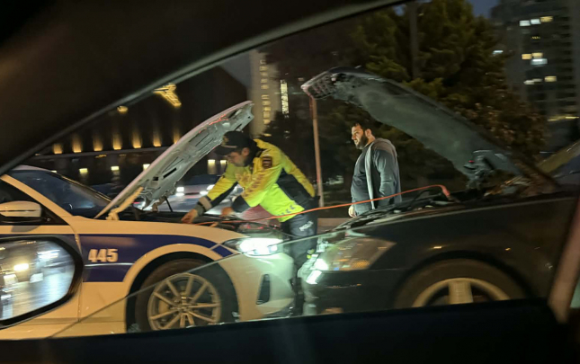 polis-yolda-qalan-surucuye-bele-komek-etdi