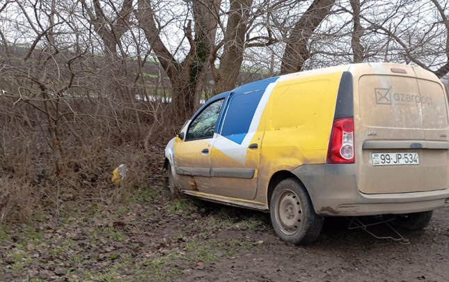 azerpoctun-masini-agaca-cirpildi