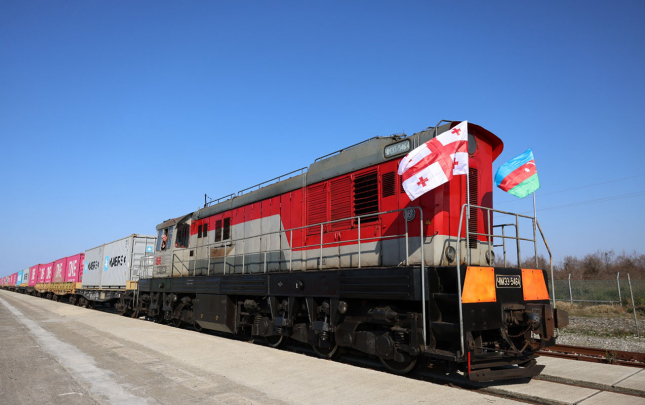 poti-baki-ekspres-blok-qatari-yola-salindi