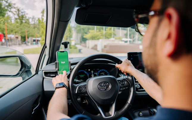 mobil-tetbiqler-taksi-xidmetlerini-nece-deyisdi-ve-musteri-desteyi-niye-vacibdir