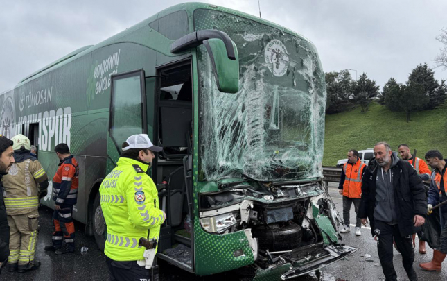 konyasporun-avtobusu-qezaya-dusdu