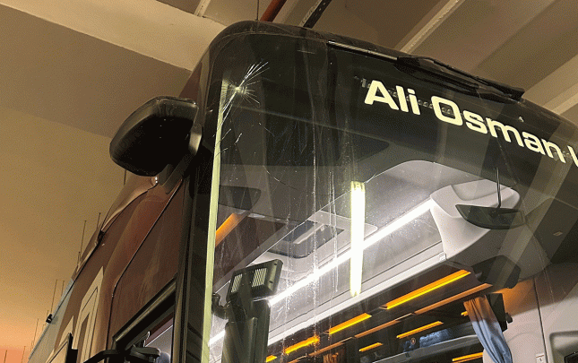 trabzonsporun-avtobusunu-dasladilar