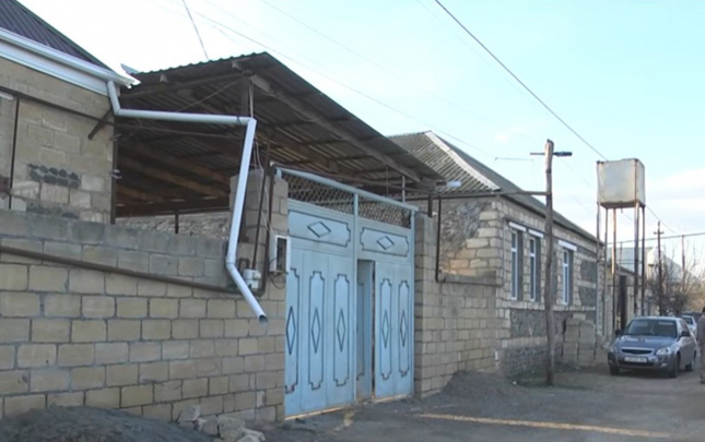 arvadini-oldurmek-isteyirmis-anasi-araya-girib