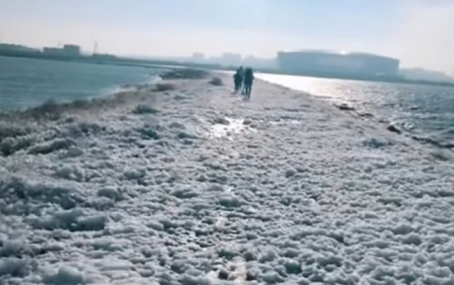 boyuksor-golunun-etrafini-buruyen-kopuk-yuyucu-vasitelerle-bagli-ola-biler