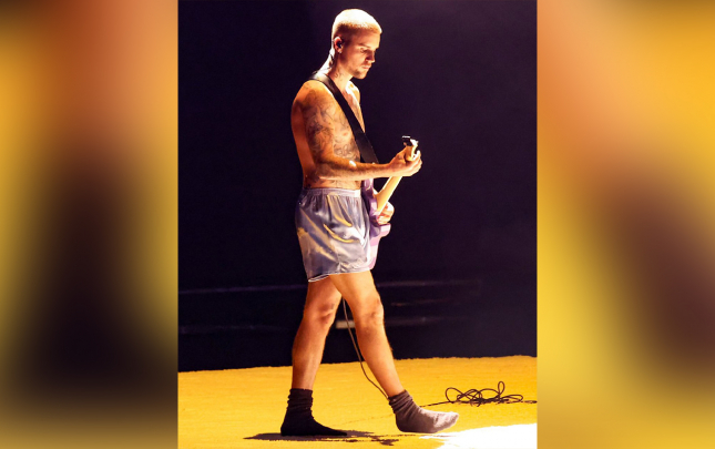 4-ilden-sonra-qatildigi-tedbirdeki-geyim-terzi-ile-gundem-oldu