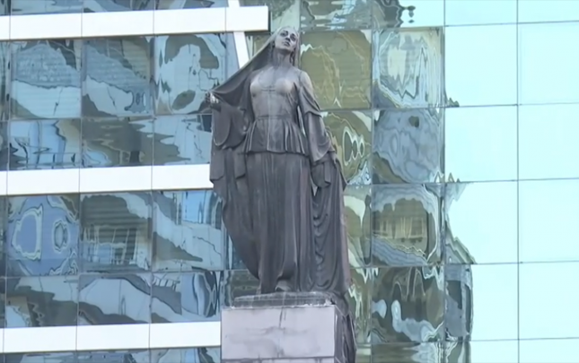 bu-tekce-bir-heykel-deyil-cemiyyetde-soz-sahibi-olan-qadinlarin-simvoludur