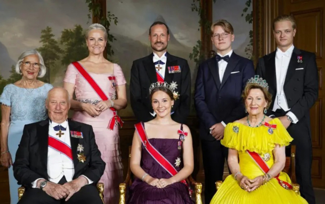 epsteyn-qalmaqali-fonunda-respublikaya-yox-monarxiyaya-ses-verdiler