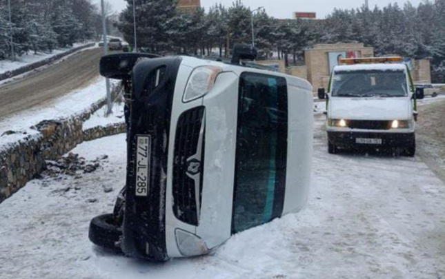 qusarda-mikroavtobus-asdi