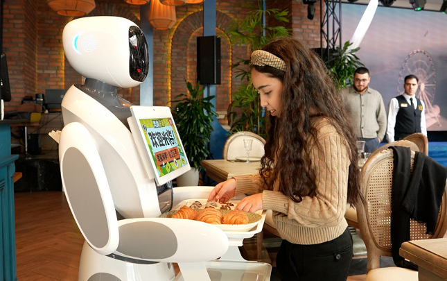 azera-holdinq-restoran-sektoruna-robot-ofisiant-texnologiyasini-getirdi