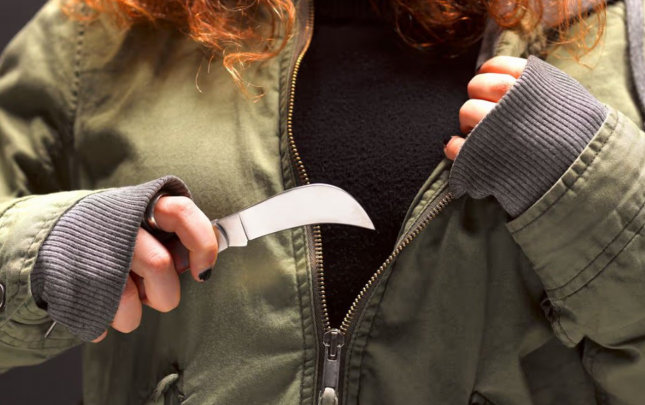 anasini-doyduyu-ucun-atasini-bicaqlayan-15-yasli-qiz