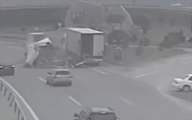 yol-kenarindaki-masina-cirpildi-yukleri-yola-dagildi