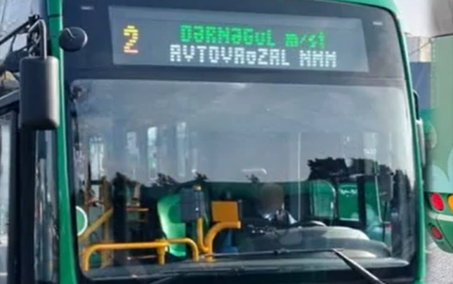 bakubusin-surucusu-avtobusda-mersiye-qoyub