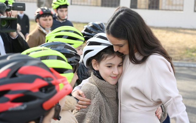 leyla-ve-alena-eliyevalar-gencede-usaqlara-velosiped-hediyye-etdiler