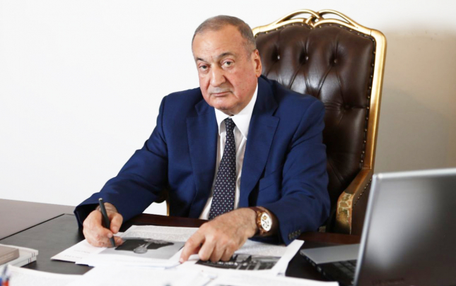 eldar-quliyev-hem-deputatdir-hem-rektor