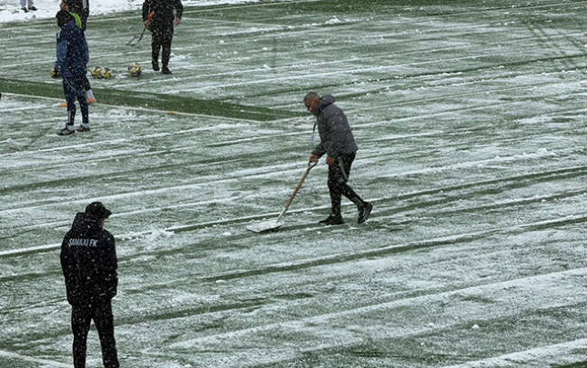 qurban-qurbanov-stadionda-qar-temizleyir