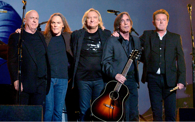 efsanevi-rok-qrupu-sehneni-terk-edir