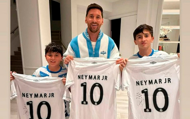 neymar-messiye-xususi-hediyye-gonderdi