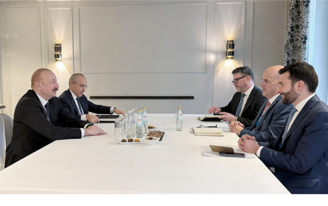 prezident-oraclein-bas-icraci-direktoru-ile-gorusdu