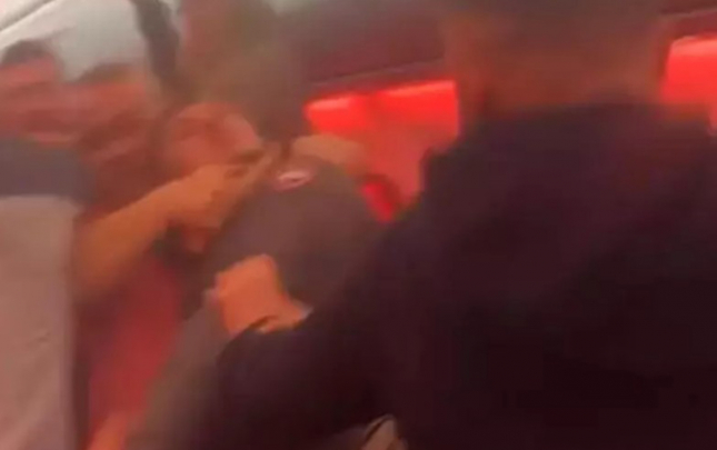 teyyarede-yumruqlar-ise-dusdu-tecili-enis-etdi