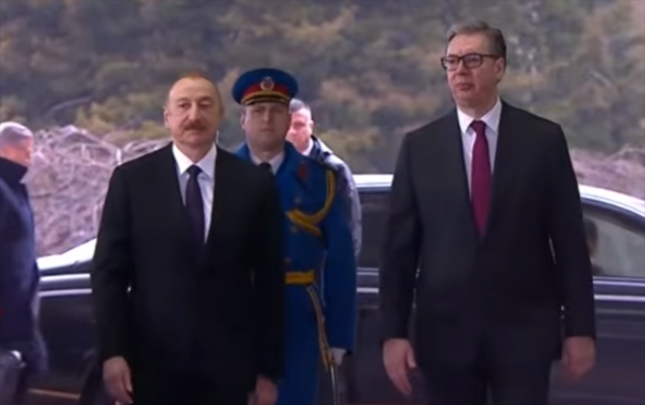 vucic-ilham-eliyevi-bele-qarsiladi