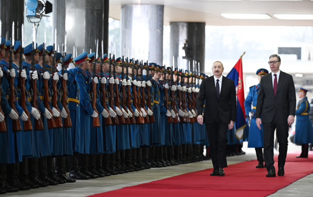 vucic-ilham-eliyevi-bele-qarsiladi