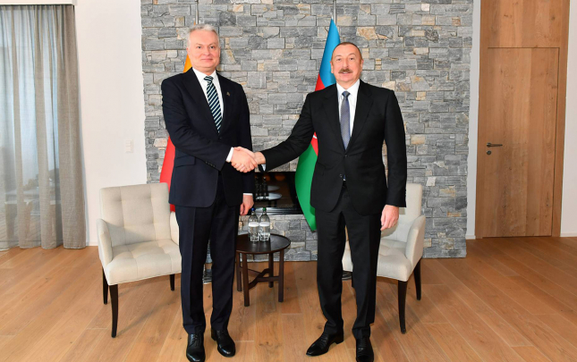 prezident-hemkarini-tebrik-etdi