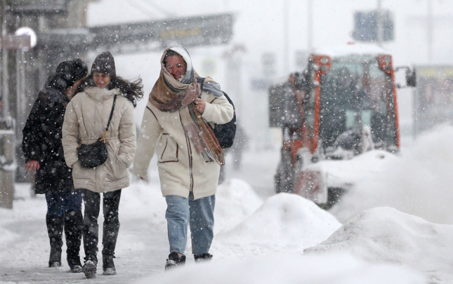 moskvada-guclu-qar-ucuslar-texire-dusdu