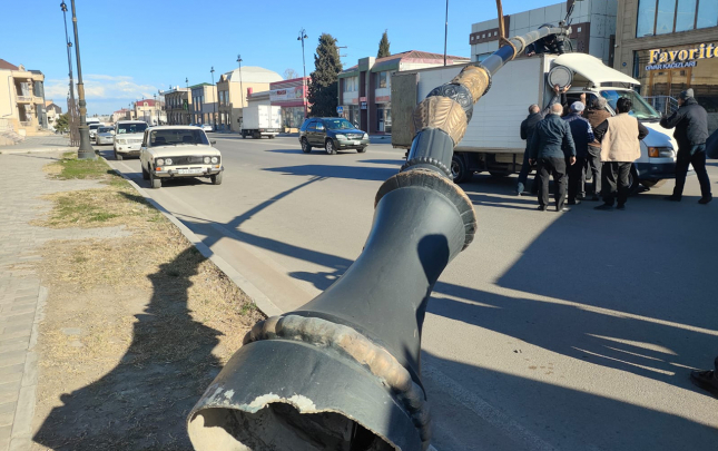 gencede-isiq-direyi-2-avtomobilin-uzerine-asdi