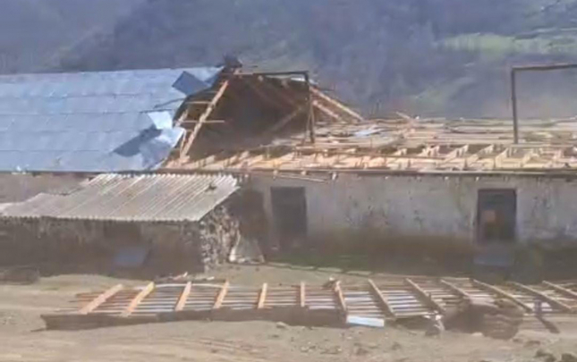 yardimlida-guclu-kulek-mekteb-binasinin-damini-ucurdu