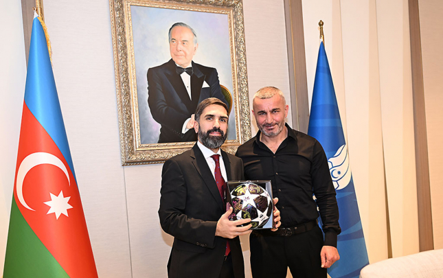 qurban-qurbanov-rovsen-necefe-hediyye-verdi