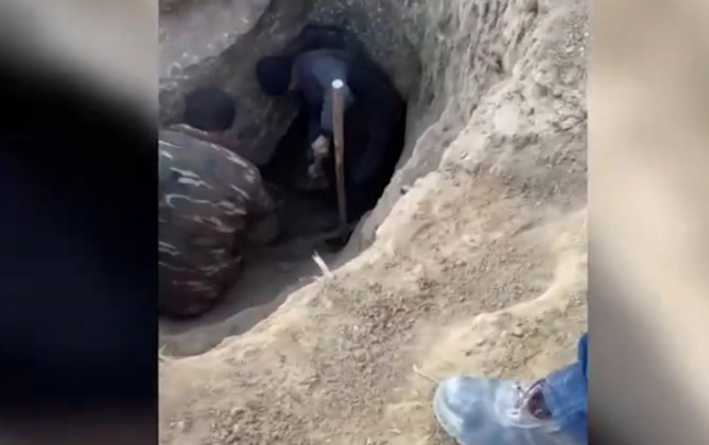 qobustan-qayalarinin-dibinde-qizil-axtarirdilar