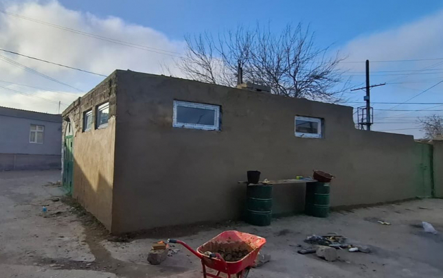 tarixi-mescidin-divarlarina-suvaq-vurdular